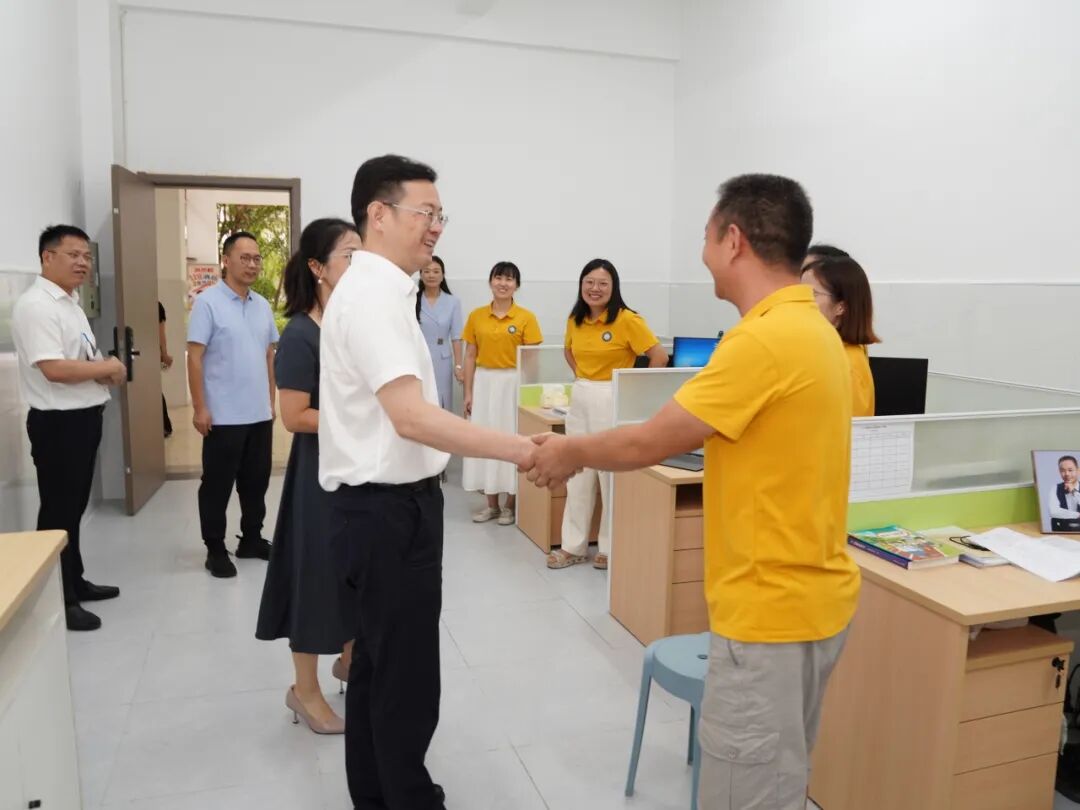 黄军其开展教师节走访慰问